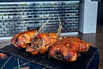 Ganze Ente knusprig gebraten grgrillt auf einer Platte pärsentiert