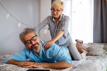 Obraz premium Cheerful senior couple enjoying life together, having fun at home