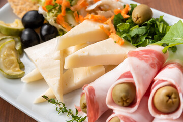 Vassoio con fette di guanciale, pecorino e verdurine miste, Antipasto Italiano