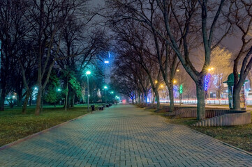 City Park Bench vith am tvilight, pathvay