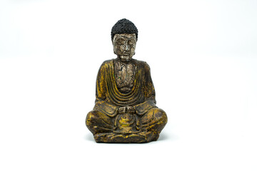vecchia statuetta di buddha su sfondo bianco