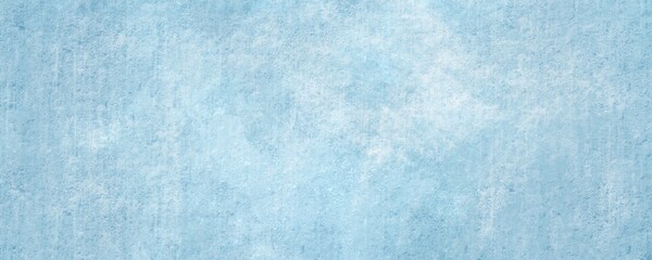 Sfondo acquerello in pittura azzurra e bianca con trama angosciata nuvoloso e grunge marmorizzato, nebbia morbida, nebuloso e colori pastello, web banner astratto. Bianco al centro.