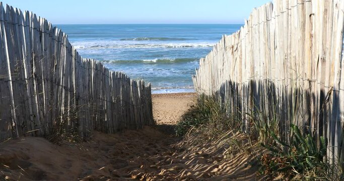 Chemin cl&ocirc;tur&eacute; vers la plage de la Paracou (Les Sables d'Olonne, France)