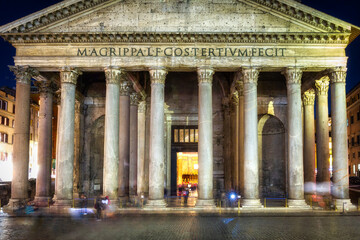 Obraz premium Pantheon temple in Rome city at night, Italy