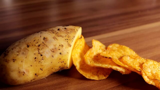 Aus einer Kartoffel werden Chips