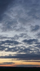 Diffuse Wolken zur Abenddämmerung