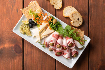 Vassoio con fette di guanciale, pecorino e verdurine miste, Antipasto Italiano