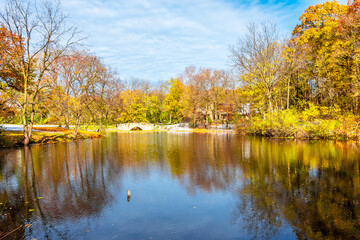 Fototapeta na wymiar Delnor Woods Park view with autumn colours in Illinois 