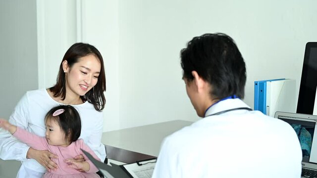 小児科医を受診する赤ちゃんとお母さん
