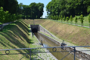 Bateau canal, tunnel de bateau, tunnel de Saint Albin en Haute-Saône, France