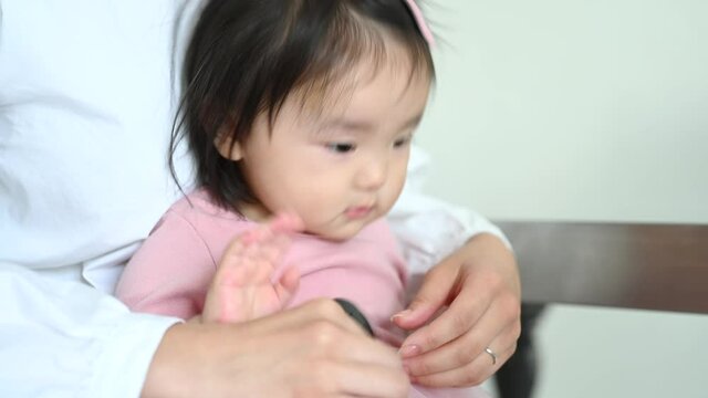小児科医の診察を受診する赤ちゃん