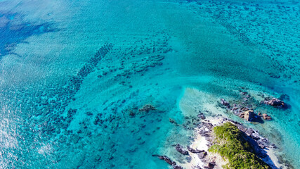 青く澄んだ海と半島の先端のドローン空撮写真	