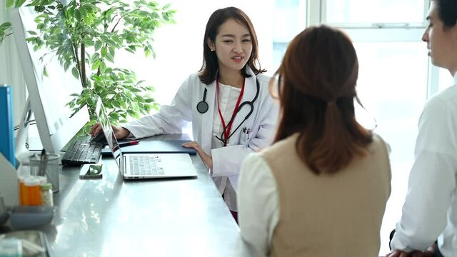 女性医師に相談をする若い夫婦