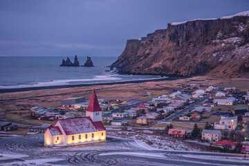 La classica vista di Vik, in Islanda, alle prime luci dell'alba.