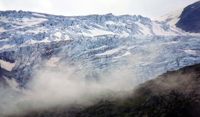 Obraz premium lengua glaciar en la montaña 