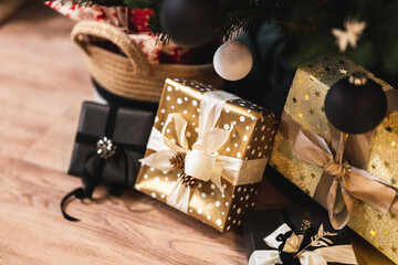 Weihnachtsgeschenke unter dem Christbaum - 396772663