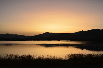 Laguna calma piatta al tramonto
