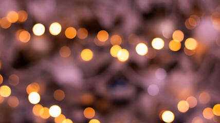 Obraz premium Beautiful festive bokeh on a black background golden circles, light night bokeh effect, deflated. Festive postcard, night view.