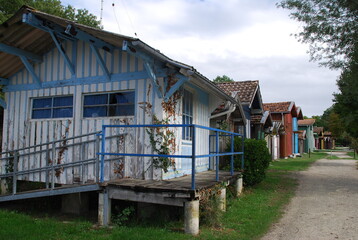 Cabanes color&eacute;es au port de Biganos - Gironde FRANCE