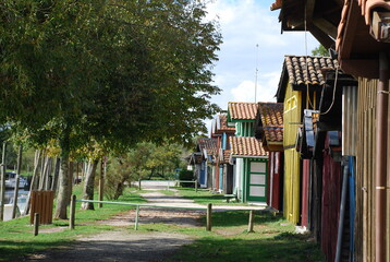 Cabanes color&eacute;es au port de Biganos - Gironde FRANCE
