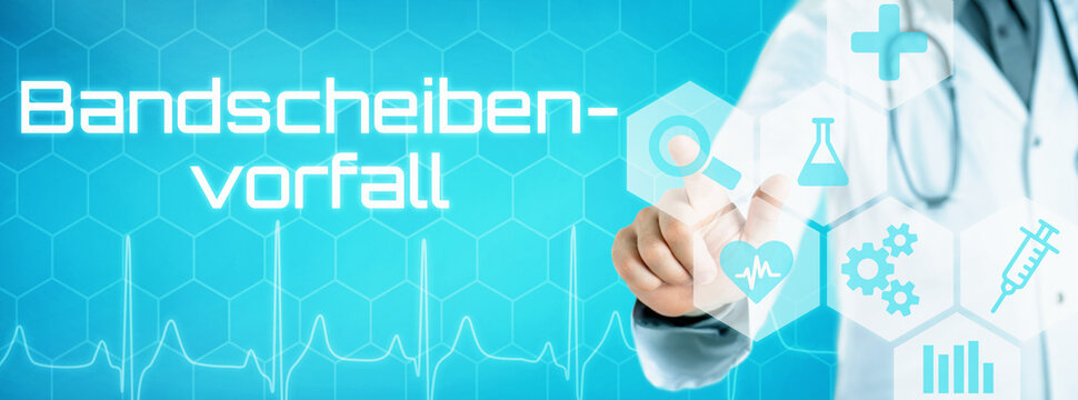 Arzt mit futuristischem Interface - Bandscheibenvorfall
