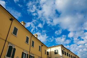 Fototapeta na wymiar Alte Stadt in Italien blauer Himmel