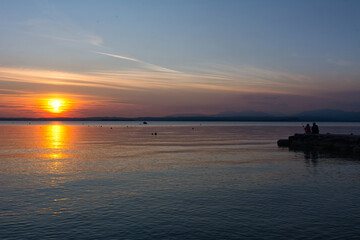 Naklejka na ściany i meble Sonnenuntergang im Sommer am Gardasee