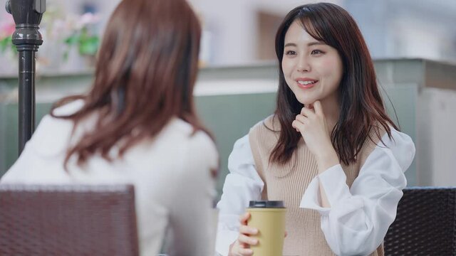 カフェで楽しそうに話す若い女性たち