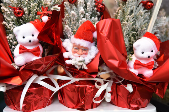 P&egrave;re No&euml;l et deux oursons