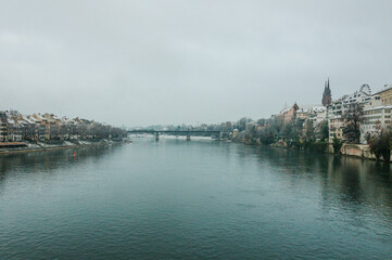 Fototapeta premium Basel, Münster, Kirche, Pfalz, Rhein, Rheinufer, Riesenrad, Grossbasel, Kleinbasel, Altstadt, Altstadthäuser, Wettsteinbrücke, Winter, Schneedecke, Schweiz