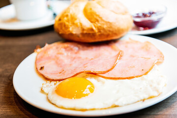 Classical English breakfast with egg and ham