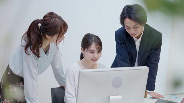 意見交換をする若い男女