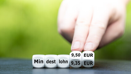 Symbol für die Erhöhung des Mindestlohns zum 1. Januar 2021 von 9,35 EUR auf 9,50 EUR in...