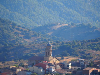 el pueblo de ulldemolins entre las montañas del montsant con la  iglesia parroquial, tarragona,...