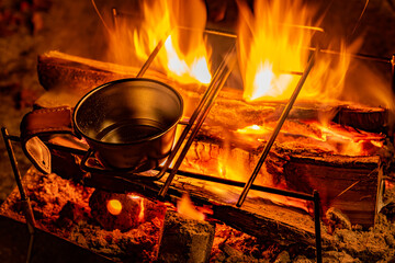 焚き火とシェラカップ