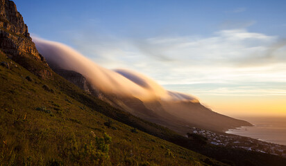 Brede hoekmening van mist die over de 12 apostelen in Kaapstad, Zuid-Afrika rolt