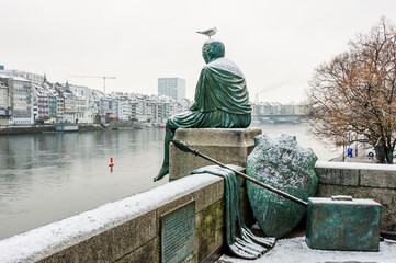 Fototapeta premium Basel, Helvetia, Rheinbrücke, Rhein, Rheinufer, Kleinbasel, Grossbasel, Altstadt, Brücke, Brückenkopf, Stadt, Basel-Stadt, Winter, Schnee, Schneedecke, Schweiz