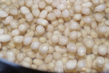 水に浸している大豆