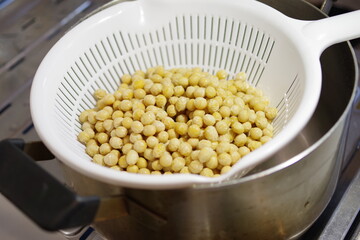 ザルの中の大豆