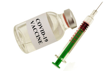 Concept de vaccin contre le covid-19 avec un flacon et une seringue sur fond blanc