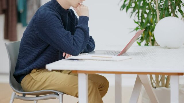 ファッションデザインを考える若い男性