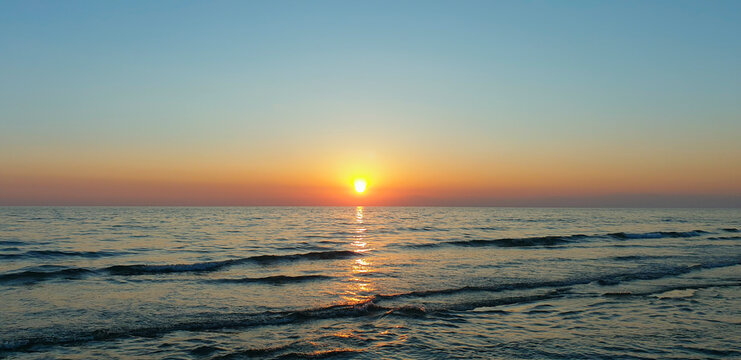 Sea sunset. The sun sets over the horizon of the sea. © Mashevur