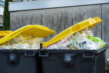 Müllcontainer mit Verpackungsmüll