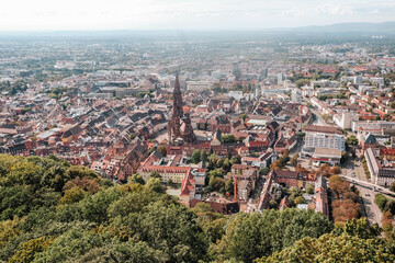 Panoramablick auf die Altstadt von Freiburg vom Schlossberg, Baden-Württemberg, Deutschland