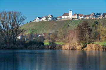 Obraz premium Blick über den Hohenhaslacher See auf Hohenhaslach