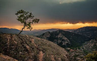 Paisaje montaña al atardecer y amanecer 
