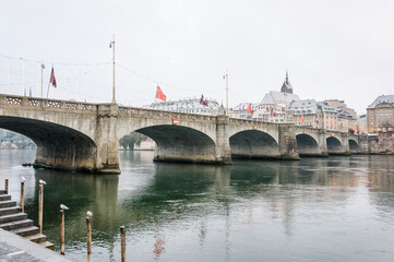 Fototapeta premium Basel, Rheinbrücke, Martinskirche, Rhein, Altstadt, Rheinsprung, Altstadthäuser, Riesenrad, Winter, Schnee, Rheinufer, Grossbasel, Kleinbasel, Basel-Stadt, Schweiz