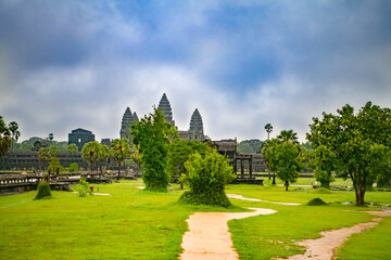 Fototapeta na wymiar Angkor Wat is the largest temple in the world (Cambodia, 2019). It is raining