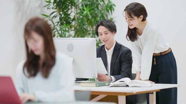 意見交換をする若い男女
