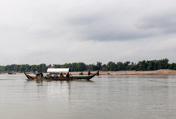 Fototapeta na wymiar Bateau sur le fleuve Mékong à Kratie, Cambodge